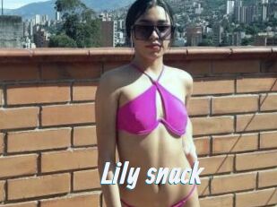 Lily_snack